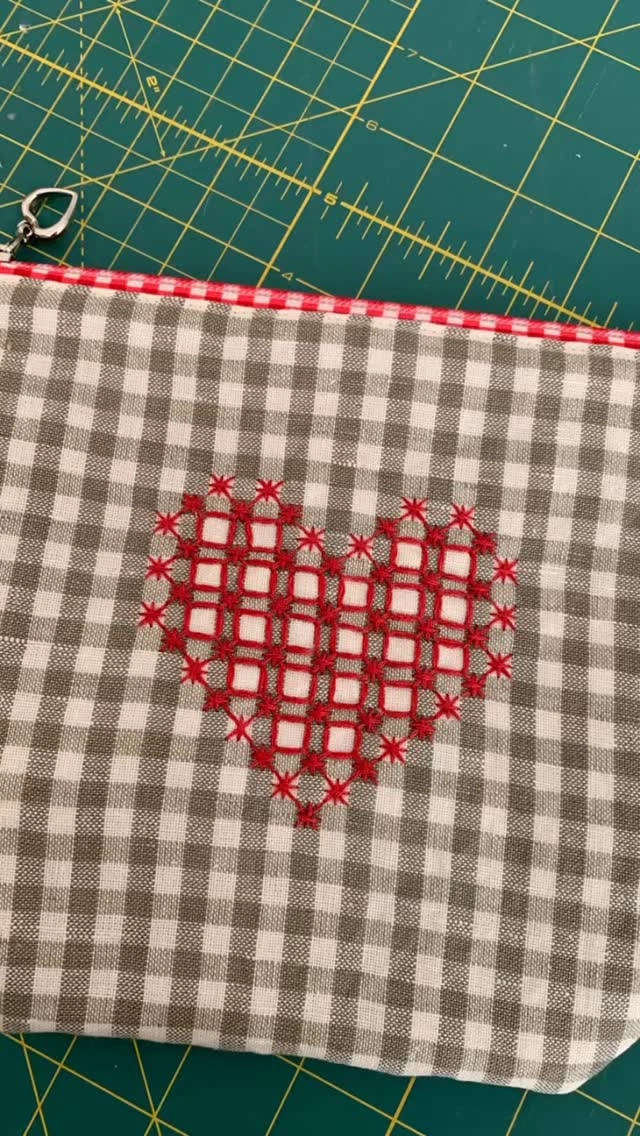 Inspired by zippers at @thepurplestitches I’ve stitched a new favourite chicken scratch zipper pouch! I definitely feel like a grown up now, mastering the zipper ! They have such a fun selection of zips and pulls, but obviously I went with the gingham, can’t have too much 😍🪡🧵. #chickenscratchembroidery #ginghamembroidery #zipperpouch #vintagebarkcloth #handstitching #handstitched #carolynforster #carolynforsterquilts