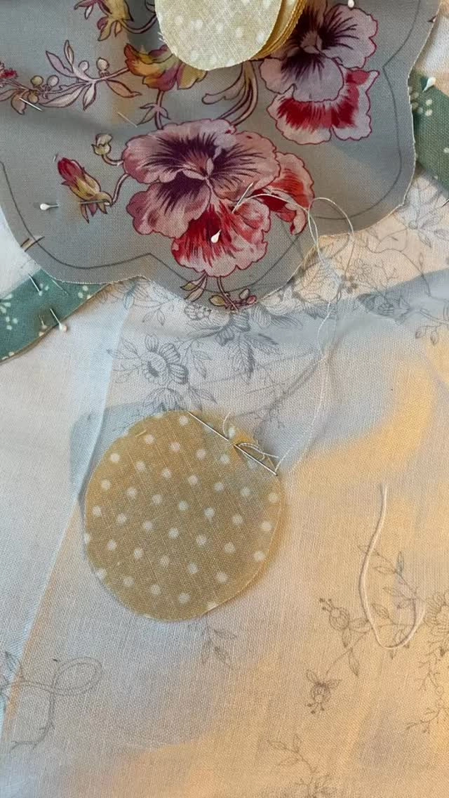 One down 59 more to go 😂. #appliquè #handappliqué #handapplique #appliquequilts #slowstitch #makingaquilt #carolynforster #carolynforsterquilts