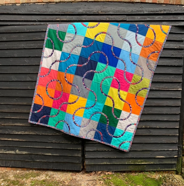 A bit of a throw back to a quilt design from a couple of my books. It’s one I still look at and wish I could make the time to make yet another one! Sometimes all the design possibilities of such a simple block really grab you! I’m on a bit of an applique roll right now, so who knows I might sneak one in! #applique #handapplique #handappliqué #appliqué #machineapplique #scrapquilt #layercakequilt #windingways #patchwork #patchworkquilt #carolynforster #carolynforsterquilts