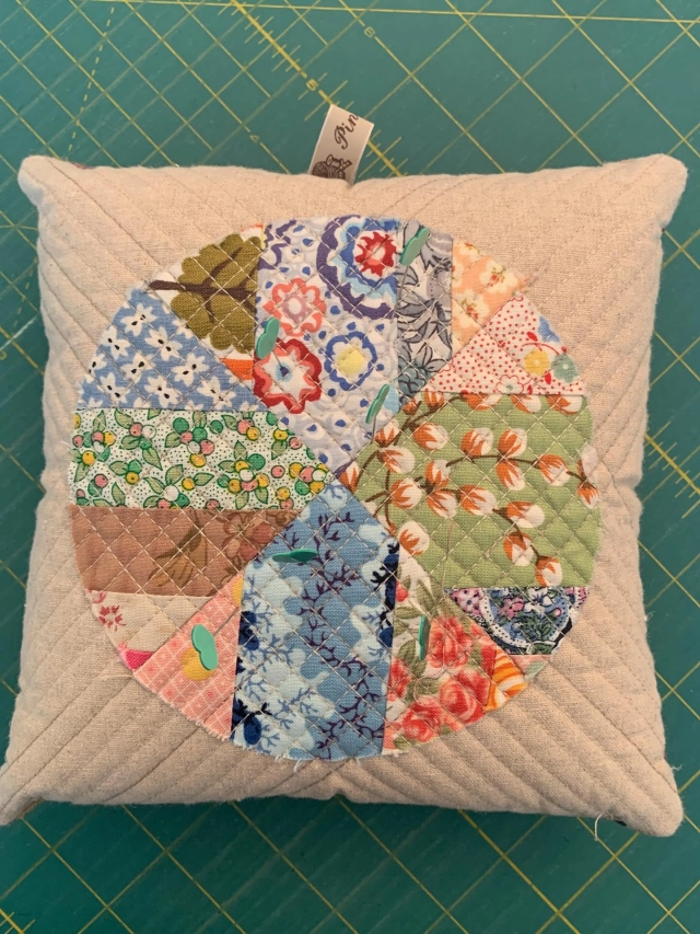 Excited to have one of my string quilts featured in Homespun @homespunmagazine from my String Quilts book! 👋👋 Australia 😃
Here are some behind the scenes pics from when I teach and was working on the book! Nothing like using the leftovers for string blocks, then using their leftovers for a cute pincushion, or even more quilt blocks 😂. Give me a heads up if you see a copy of the magazine! 
#stringquilt #stringquilts #wastenotwantnot #scrapquilts #stringquiltsnowball #patchwork #patchworquilt #homespunmagazine #searchpress #carolynforsterquilts #carolynforster