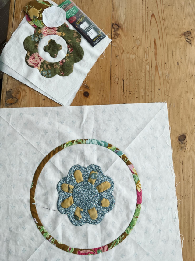 There’s been stitching going on amongst other things over here, but isn’t there always. Often it’s not what I should be stitching, but rather something I’ve seen and it’s taken me off on a tangent. But we get there in the end. And I’d be sewing it whether I had deadlines or not, so what’s not to love? #appliqué  #applique #handapplique #needleturnapplique #carolynforster #carolynforsterquilts