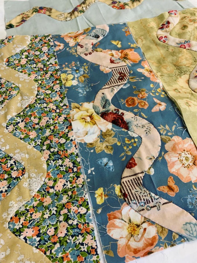 When you think must have sewn enough of these now to actually start planning them out into a quilt top 😆🧵🪡
#applique #handapplique #backbastedneedleturnapplique #carolynforster