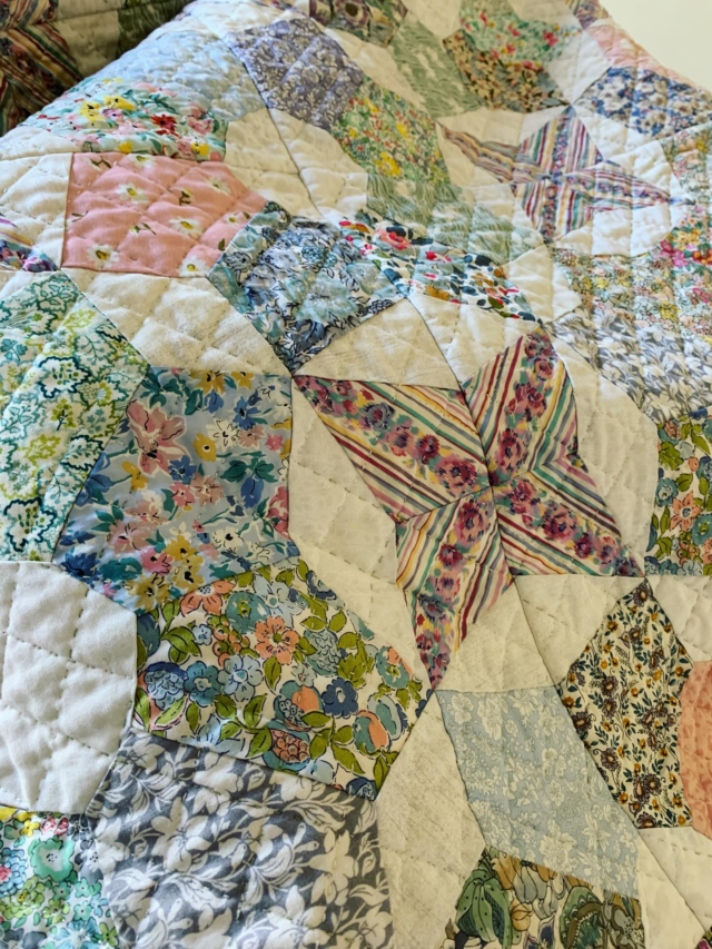 Flowery quilts having their moment on this sunny Spring morning 🌷. #patchwork #patchworkquilt #quiltingonthego #qayg #carolynforster