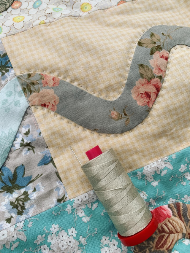 I know I say this about all the hand stitching, it’s my favourite thing, but hand quilting this is my today favourite thing 😂. In my happy place with the hand quilting of this one ! Big stitch quilting and @aurifilthread  in 12wt with a number 6 Betweens needle for those who like the details 🤓. #bigstitchquilting #quiltingonthego #handapplique #quiltinprogress #carolynforster