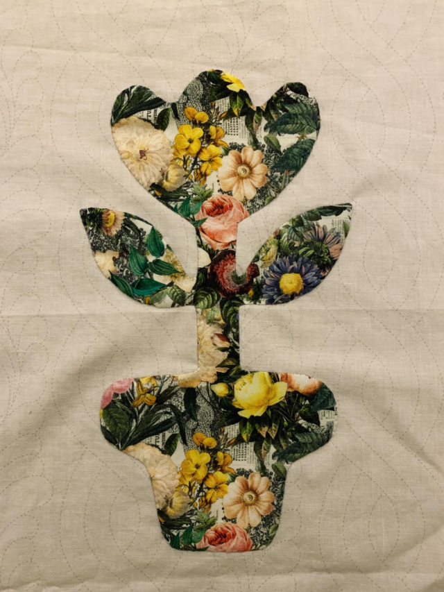 So many lovely tulips on display at Pashley Manor, and now I’m wondering whether this is the name for the quilt that these appliquéd blocks will be in ? 🌷 #handapplique #tulips #pashleymanor #quiltingonthego #carolynforster