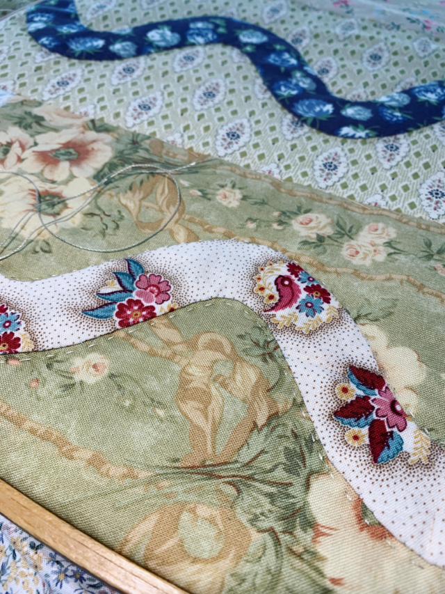 Just a heads up that a new Newsletter goes out today! So check your inboxes.if you are not already signed up then pop over to my website, link in the profile and get yourself on the list! #patchwork #handapplique #handquilting #carolynforster #quiltingonthego