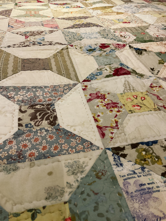 If you’re up for a cosy night under a quilt and some quilty programmes to listen to, I recommend these.
@hapticandhue is a long time favourite and I caught up with some great chats about Gees Bend quilts (side note, don’t forget to see the quilt exhibit at the @americanmuseumandgardens 😃). 
And there’s a new to me one @quiltnerding . Just click through the links to their YouTube for some fun chat about old quilts . There really can’t be enough chat about old quilts IMHO 😆. 
What are your favourite textile listens? #patchwork #qayg #quiltsonbeds #carolynforster
