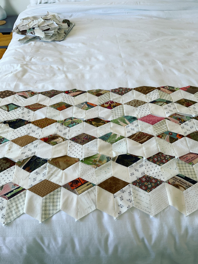 Bed for scale as I try to work out how many rows I will be stitching 🤓. Sometimes the obvious approach is the easiest 😆. #handpiecing #scrapquilt #quiltinprogress #onepatchquilt #carolynforster