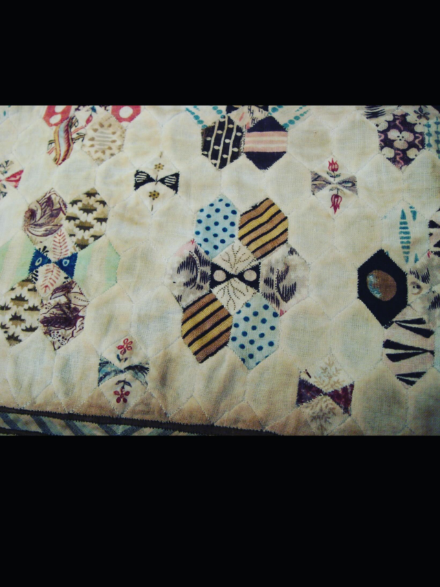 It’s always the fabric you don’t buy and the quilts you don’t buy either that stick with you isn’t it? 
Many years ago I was fortunate enough to buy a stunning old English hexagon quilt (I have shown it here previously). And at the same time there was this small piece on the same booth. 
And I didn’t buy it. 
But it has always stuck in my mind.
I took these shots, and one I have even has the price… I look at it now and think really, how did I not buy that 🤦🏽‍♀️. 
But life goes on and I’m hoping however did buy it loves and it and it inspires them. In the meantime enjoy my reference snaps 🤓
#hexagonquilt #vintagepatchwork #vintagetextiles #englishpatchwork #mosaicquilt