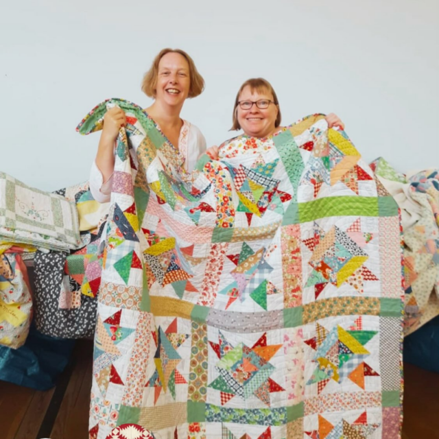 Such a fun time at  @americanmuseumandgardens with Kate and all the lovely folks who attended my talk 😊. I talked about my new book with @searchpress 1930s Quilts. So much chat and sharing of our love of this era of quilt making that I didn’t take pictures until it was all over, hence the jumble sale looks! Huge thanks to everyone there, enjoy your books ! #patchwork #patchworkquilt #vintagequilts #carolynforster
