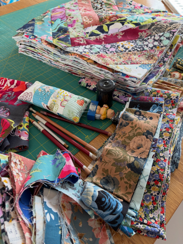A few process shots as sometimes I’ll just show you how it is 🤓. 
#quiltasyougo  #QAYG #quiltingonthego #carolynforster