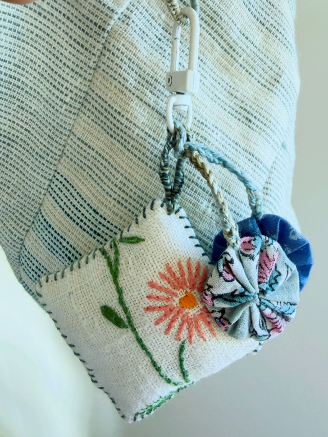 @seam_collective  day 13, Rethink.

Yesterday was a bit of a re set rethink day here  where I gave myself a sewing retreat day! Yes I know, a staycation but with stitching. I’ll pay to go on these, and love every immersed minute, but yesterday I did it myself! Although I’m pretty much stitching what I fancy most of the time, I don’t often give myself the time to do what I call the ditsy things. I spend a lot of time looking at other folks work, even buying their pieces, needle books, pincushions etc.. as they are so clever and covetable.
But really I could stitch my own, if I rethought it and gave myself the time. 
I usually view it as time away from the patchwork which I love, but often when I’m stitching these fun ideas other thoughts marinade and ideas pop to the surface.
So not only do I get to stitch all the fun little bits that I save my scraps for, but I get new quilt ideas too! 
So yesterday I stitched sewing bag charms and today I work on completing the first stage of a quilt but with ditsy bits to accompany me 🤓🪡🧵
#septtextilelove26 #stlday13 #carolynforster #sewingbag
