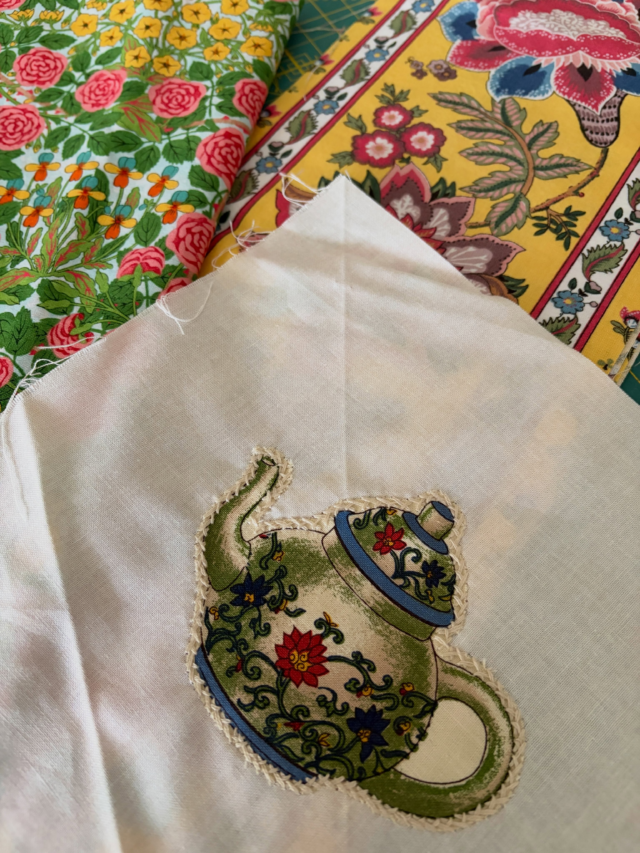 Circling back round to my first love of hexagons and Broderie Perse with inspiration from these bed hangings and quilt in the Norwich Museum. You’ll see what becomes of all this if you come to explore and stitch with me in Norfolk next year with @stitchtopiauk 😆. #handstitching #broderieperse #stitchtopiacraftholidays #carolynforster